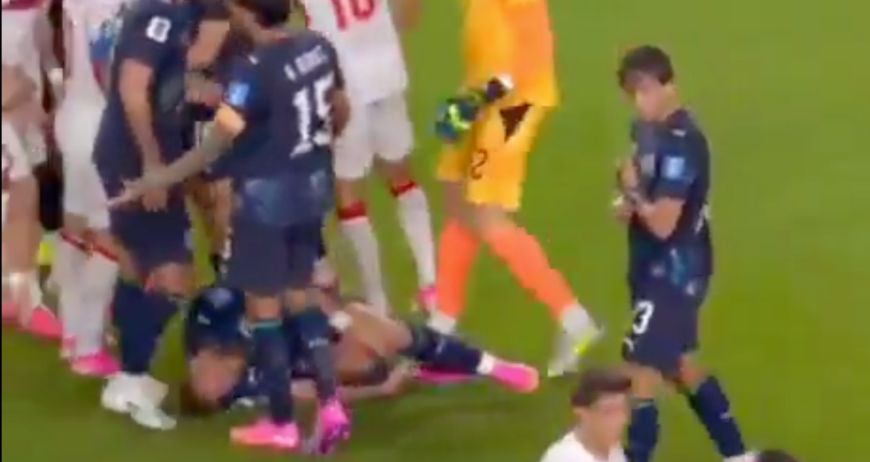 Türkiye-Paraguay maçında ilginç görüntü! Futbolcu hakemin saatini çaldı - Son Dakika ve Merak Edilenler