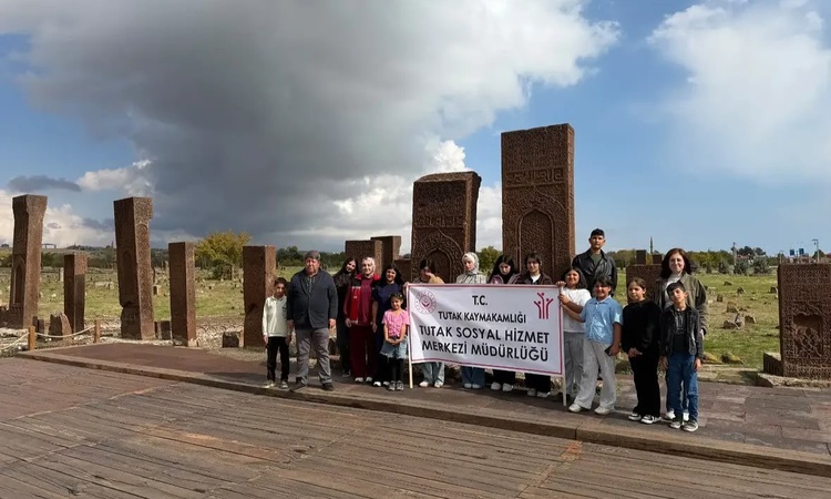 Tutaklı çocuklar Ahlat’ın tarihi mirasını keşfetti - Son Dakika Bilgileri