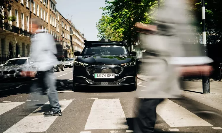 Uber, Londra'da Wayve Teknolojili Ford Mustang Mach-E ile Robotaksi Hizmetini Başlattı: Gelişmeler Takip Edili