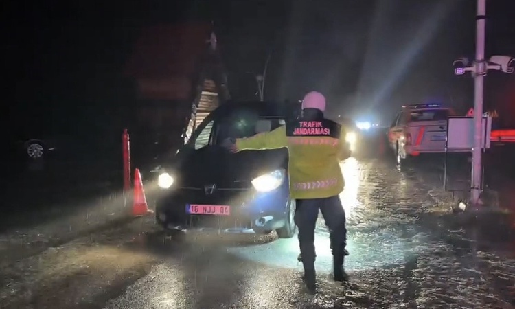 Uludağ'da kar kalınlığı 20 santimetreye ulaştı, jandarma kış lastiği denetimi yaptı - Son Dakika Bilgileri
