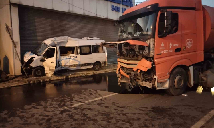 Ümraniye'de sabah İSTAÇ kamyonuyla servis minibüsü çarpıştı, kazada 2 kişi yaralandı - Son Dakika Bilgileri