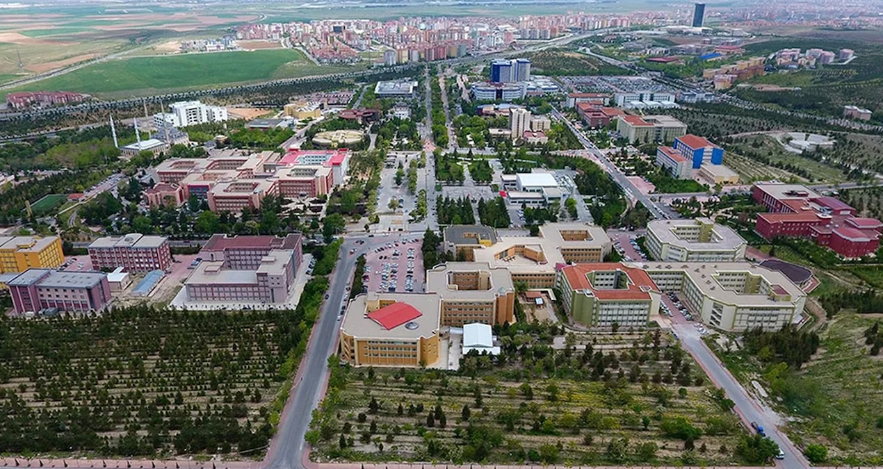 Gündemden Son Bilgiler: Üniversitede skandal: Borçlu öğrenci listesine şarkıcı Çelik isyan etti - En Son Haber