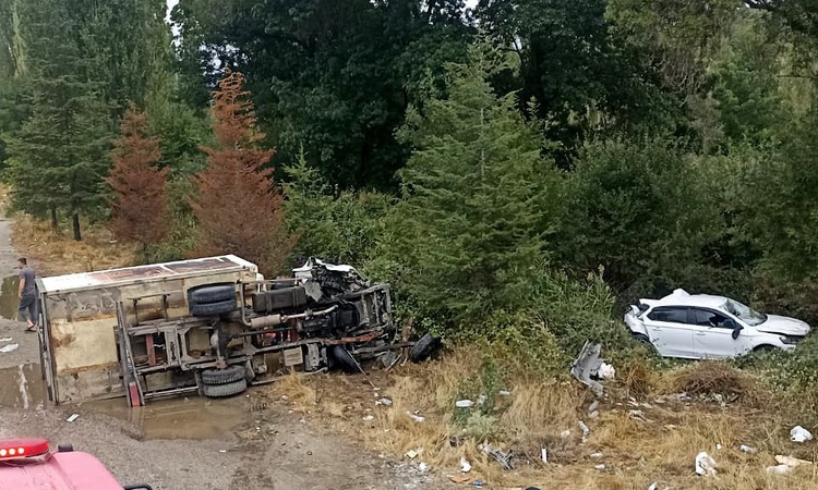 Uşak Banaz'da kamyonet yol kenarındaki otomobile ve abi kardeşe çarptı, 3 ağır yaralı | İşte Tüm Ayrıntılar