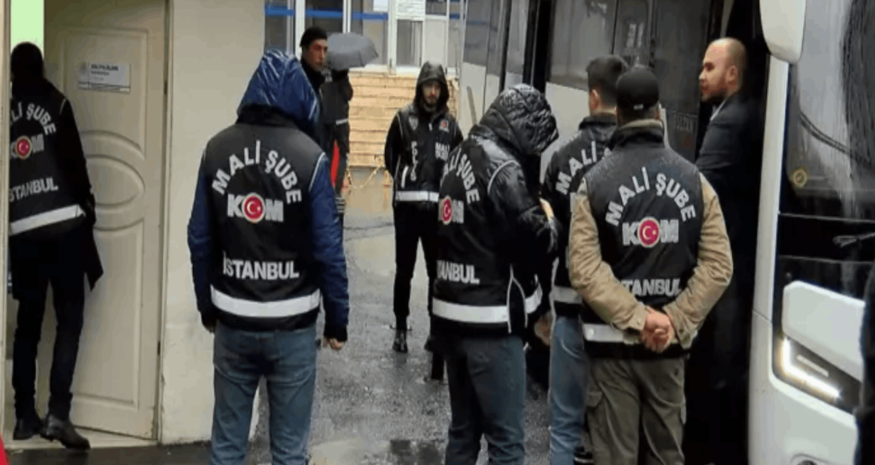 Son Gelişme: Uşak Belediyesi'ne yönelik soruşturmada: 4 şüpheli serbest bırakıldı - En Son Haber: Gelişmeler T