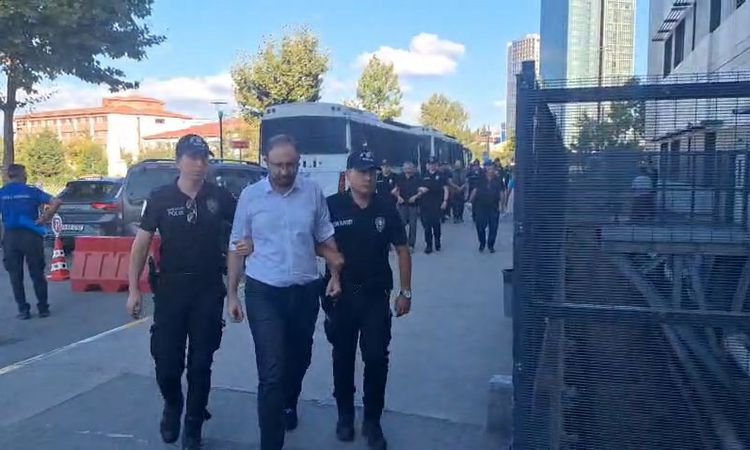 Gündemden Son Bilgiler: Üsküdar Belediyesi'ne baskında gözaltına alınanlar sağlık kontrolüne getirildi / Ek bi