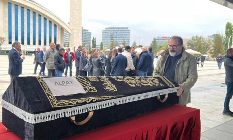 Usta sanatçı Alpay son yolculuğuna uğurlandı