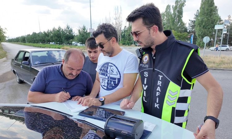 Uygulamadan çağırdığı korsan taksiciyi yakalattı, kendisine de ceza yazıldı ve Merak Edilenler