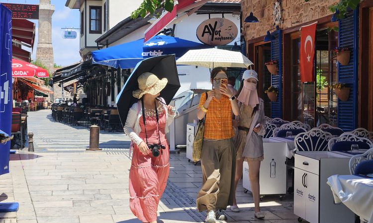 Far Eastern Tourists Take Heat Precautions