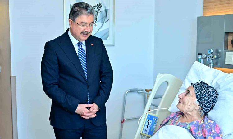 Son Gelişme: Vali Dr. Erdinç Yılmaz'dan şehit annesine hastanede ziyaret - Son Dakika: Gelişmeler Takip Ediliy