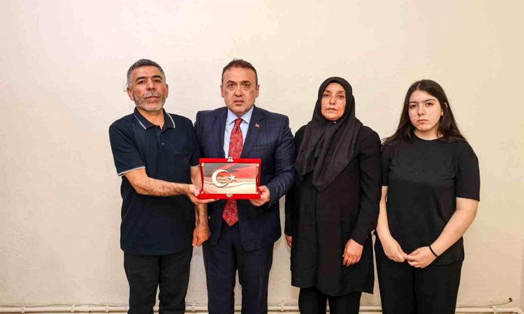 Governor Sözer pays visit of respect to martyr's family