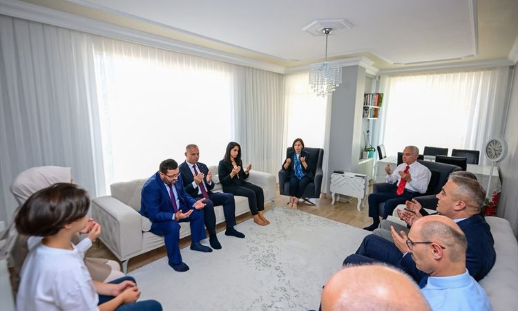 Governor Turan visited the family of the martyrs - Last Minute