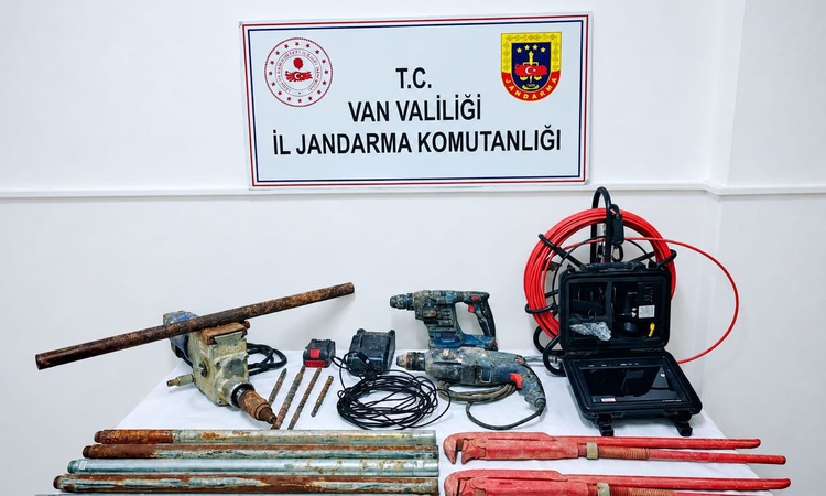 Van Çaldıran'da kaçak kazı yapan 2 şüpheli jandarma baskınıyla suçüstü yakalandı