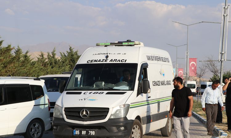 Kritik Açıklama: Van Gölü'ne giren 2 kardeş boğuldu, çocuklarını kurtarmak için suya atlayan baba yoğun bakımd