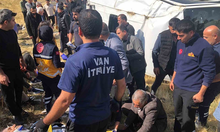 Van Gürpınar'da tır yolcu minibüsüne çarptı, 11 kişi yaralandı | İşte Tüm Ayrıntılar