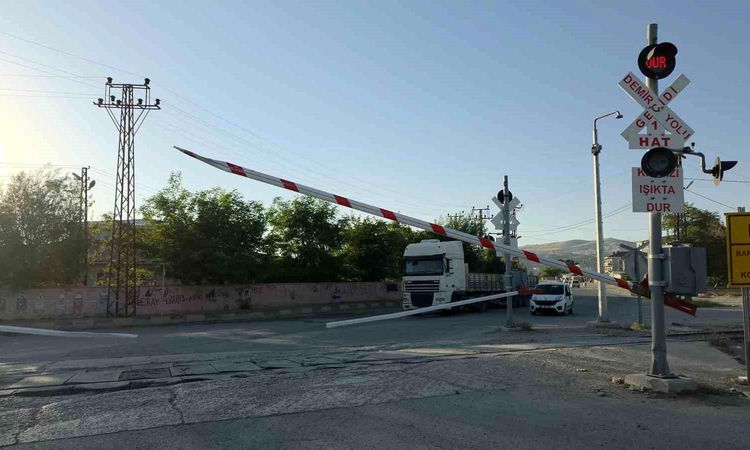 Drivers had a hard time when the signals broke down at the level crossing in Van - Last Minute
