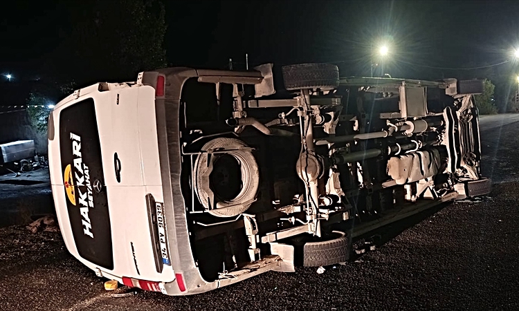 Van'da minibüsle kamyonun çarpıştığı kazada 13 kişi yaralandı: Gelişmeler Takip Ediliyor