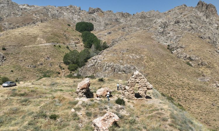 Gündemden Son Bilgiler: Van'da tahrip edilen tarihi kilise ve mezarlık için koruma çalışması başlatıldı - Habe