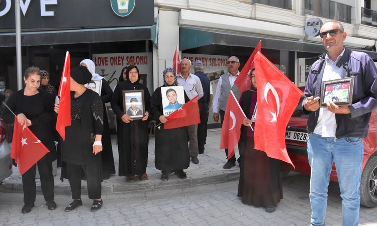 Families from Van continued their protests in front of DEM Party Provincial Headquarters - News