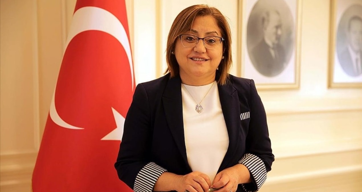 Gündemden Son Bilgiler: Vatandaş selde, Fatma Şahin kelebek peşinde - En Son Haber - Son Dakika Bilgileri