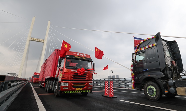 Yalu Nehri'ndeki yeni köprü Dandong ile Sinuiju arasında resmen trafiğe açıldı ve Merak Edilenler