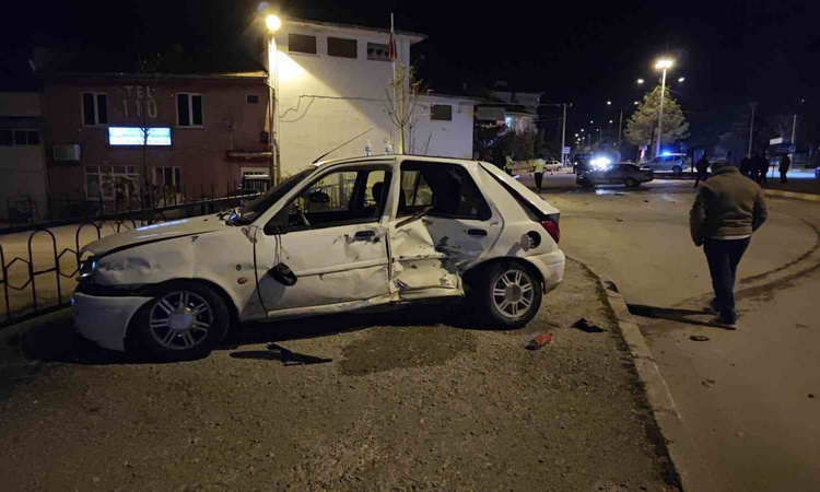 Yalvaç'ta iki otomobil kavşakta çarpıştı, 3 kişi yaralandı; kaza anı kameraya yansıdı: Gelişmeler Takip Ediliy
