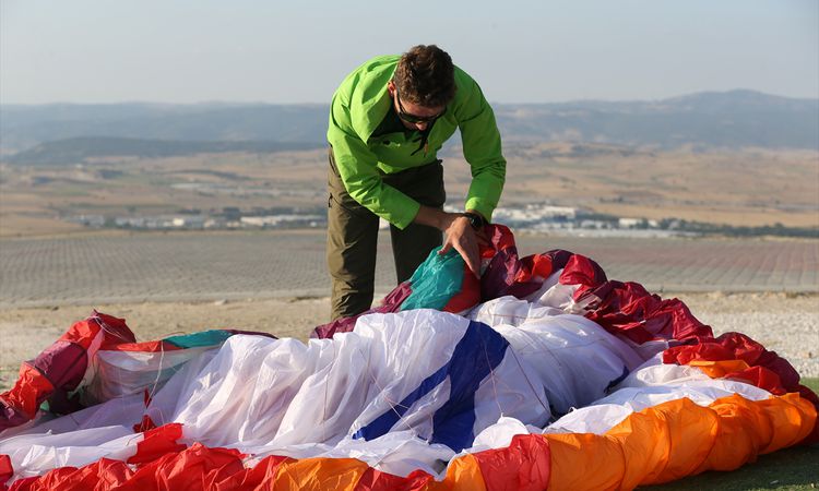 Gündemden Son Bilgiler: Yamaç Paraşütü Sporcusu 100 Kilometre Uçtu - Son Dakika: Gelişmeler Takip Ediliyor