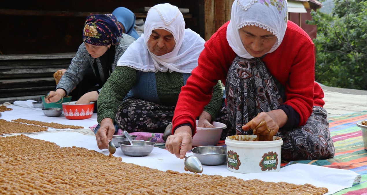 Ayrıntılar Netleşti: Yazın tek tek ağaçtan toplanıp kazanlarda kaynatılıyor: Bu tatlı sadece Erzurum'da var -