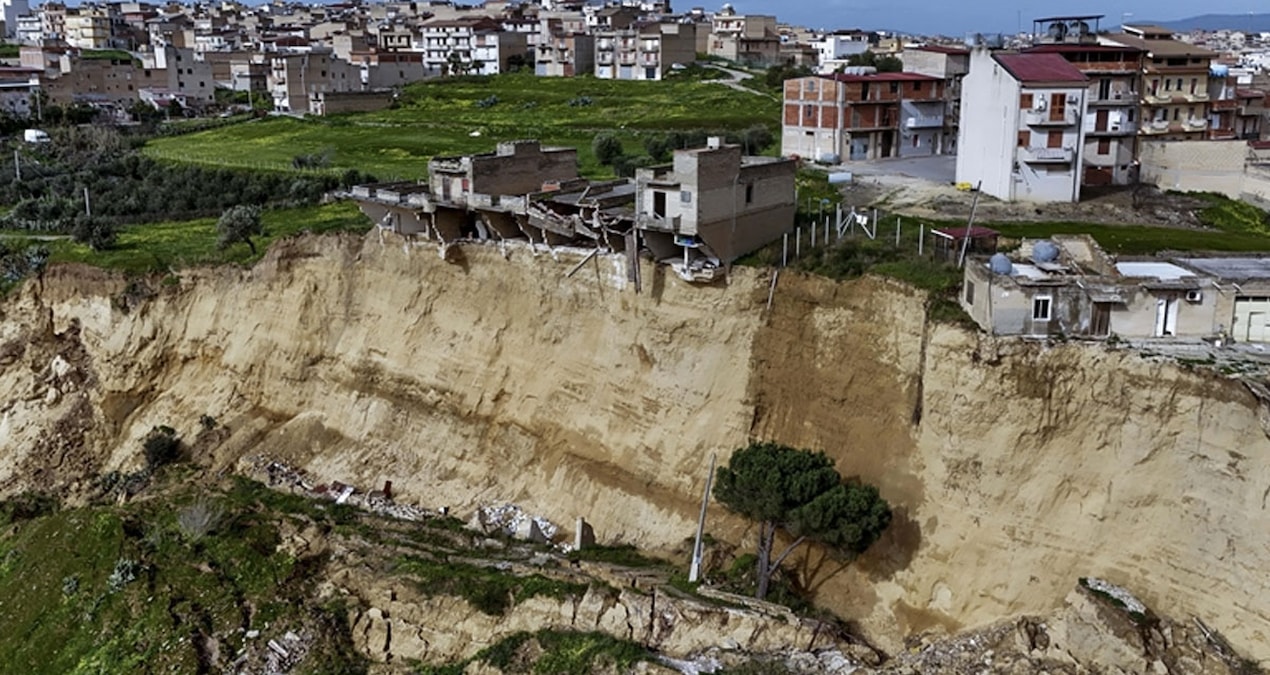Gündemden Son Bilgiler: Yerin altı fermuar gibi açıldı: İlçede hayat bir anda durdu - Son Dakika Haberleri: Ge