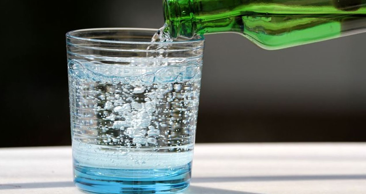 Gündemden Son Bilgiler: Yıllardır yanlış tüketiyormuşuz: Maden suyunu sakın böyle içmeyin - Son Dakika Haberle