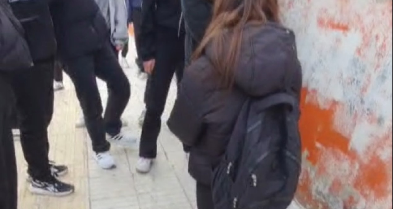 Yine akran zorbalığı! 13 yaşındaki kızı diz çöktürüp darbettiler - Haberleri ve Merak Edilenler