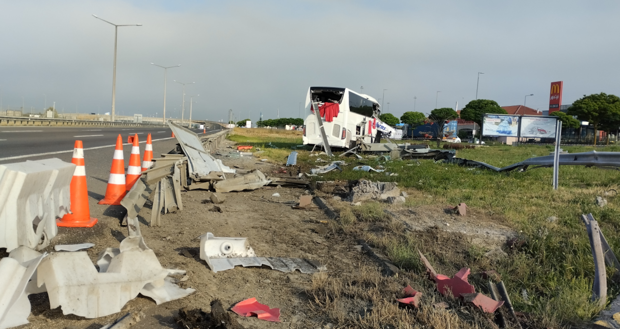 Passenger bus crashed into barrier and sign: 13 injured, 4 seriously - Last Minute