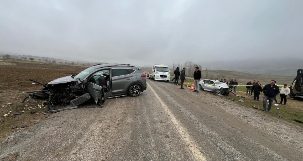 Ayrıntılar Netleşti: Yozgat'ta otomobiller çarpıştı:  1 ölü, 5 yaralı - Son Dakika Haberleri ve Merak Edilenle