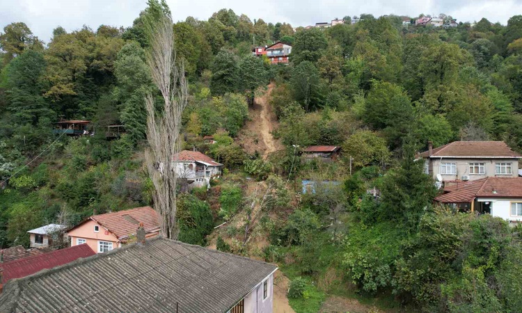 Zonguldak Çaydamar'da heyelan evin yolunu kapatıp elektriği kesti: Gelişmeler Takip Ediliyor