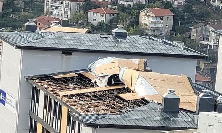 Zonguldak Karadeniz Ereğli'de fırtına KYK kız yurdu çatısını söktü, yaralanan yok