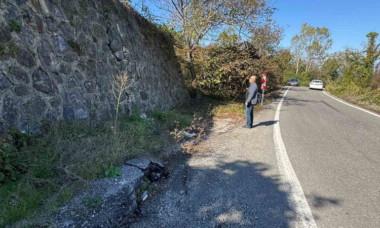Zonguldak'ta aşırı yağış sonrası istinat duvarı çatladı, yolda heyelan resmen start aldı ve Merak Edilenler