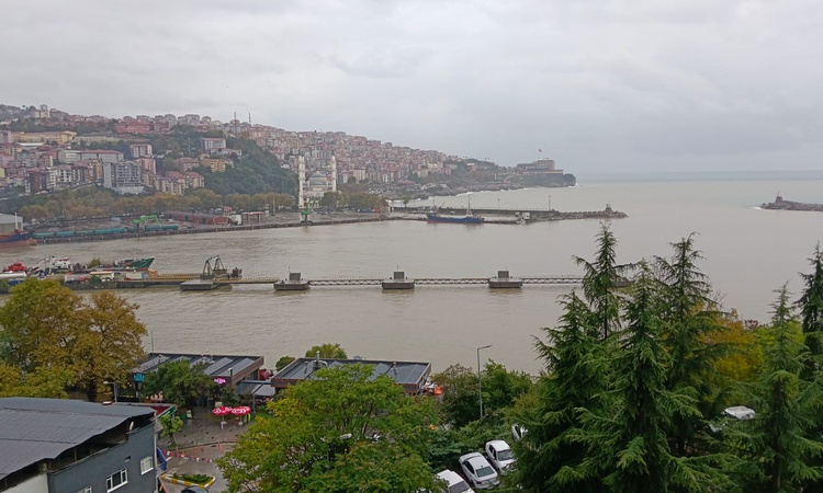 Zonguldak'ta sağanak denizi kahverengiye çevirdi, eğitime 2 gün ara verildi ve Merak Edilenler
